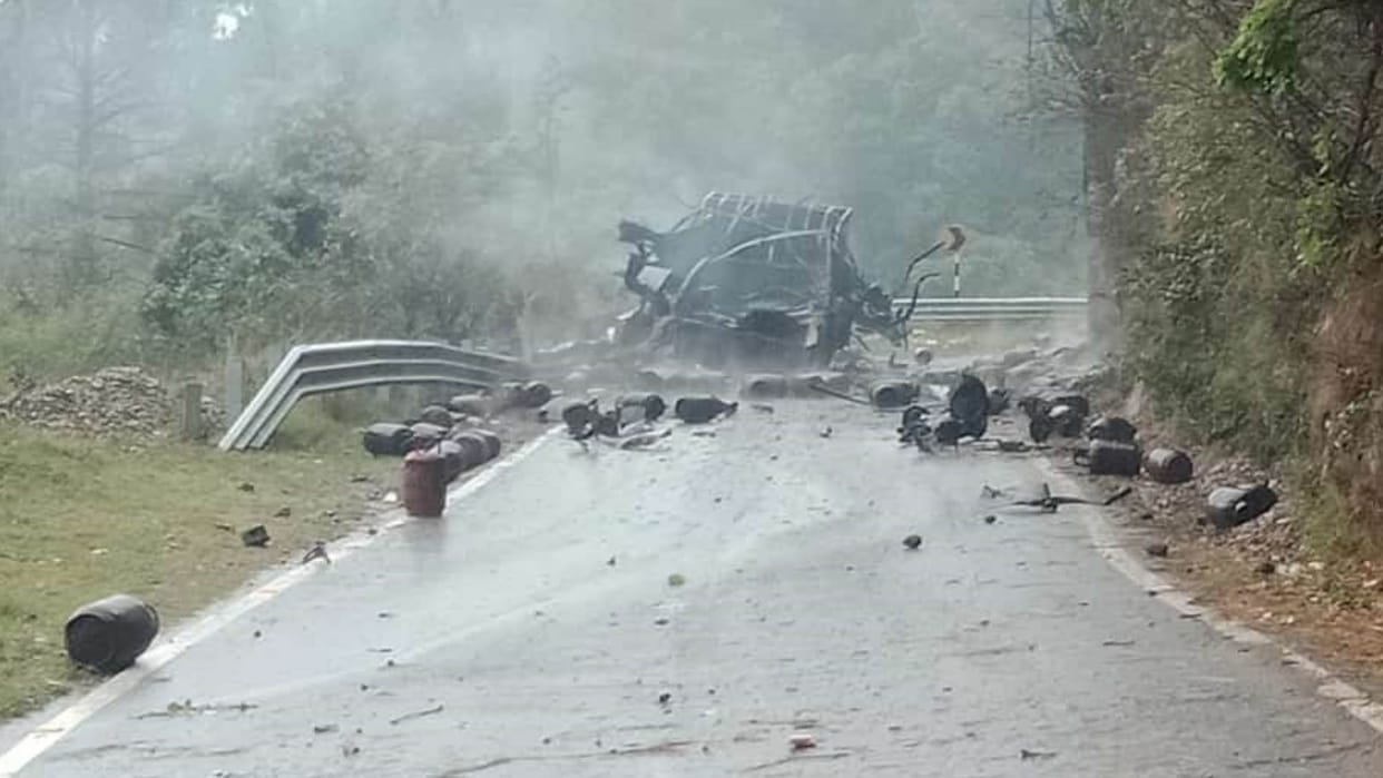 Blast in truck filled with gas cylinders on Srinagar-Tehri road Uttarakhand news in hindi