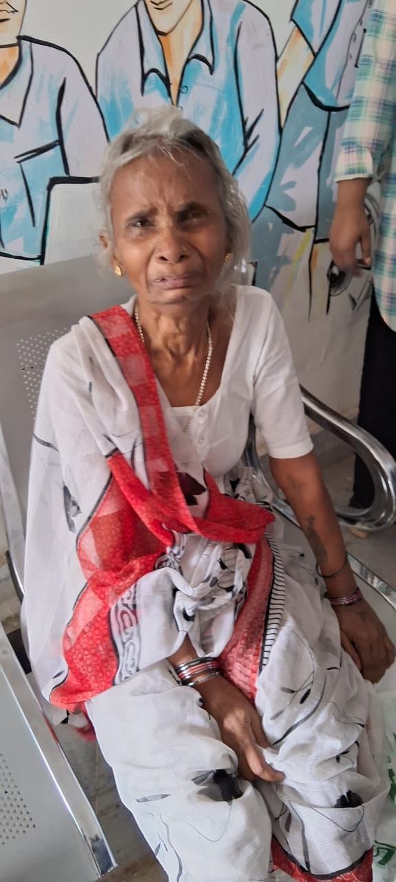 Lakhpati Devi reached Vikas Bhawan with the help of villagers and expressed her pain by crying
