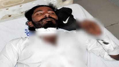 बंदी ने लॉकअप में अपनी गर्दन पर चला दिया।