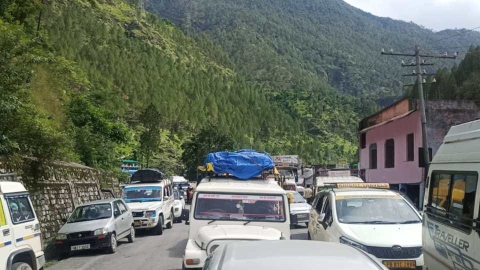 Heavy landslide on Badrinath National Highway in Chhinka 8000 pilgrims stuck Uttarakhand news in hindi