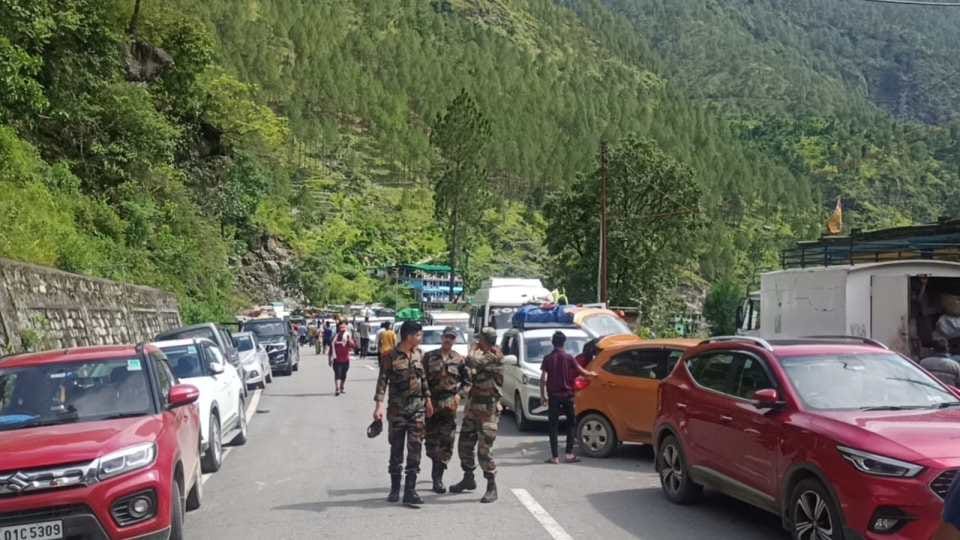 Heavy landslide on Badrinath National Highway in Chhinka 8000 pilgrims stuck Uttarakhand news in hindi