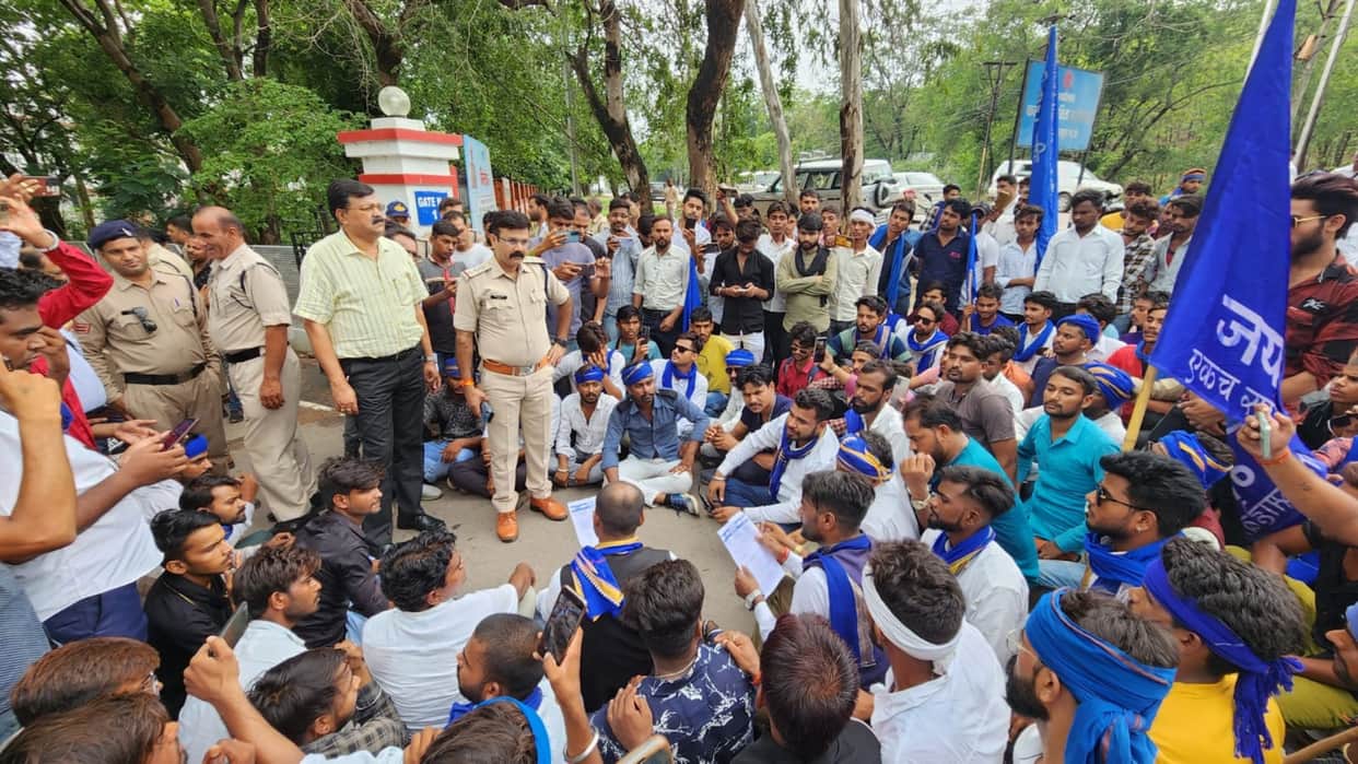 Chhatarpur News Protest against the attack on Bhim Army Chief Chandrashekhar Azad