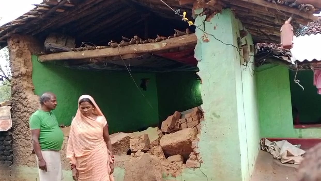 chhattisgarh elephant attack; elephants entered houses by breaking wall ate ration and paddy in GPM