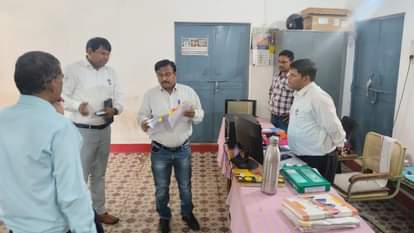 तहसीलों में निरीक्षण के लिए पहुंचे संभाग आयुक्त महादेव कावरा।