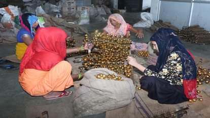 घुंघरू तैयार करती महिलाएं