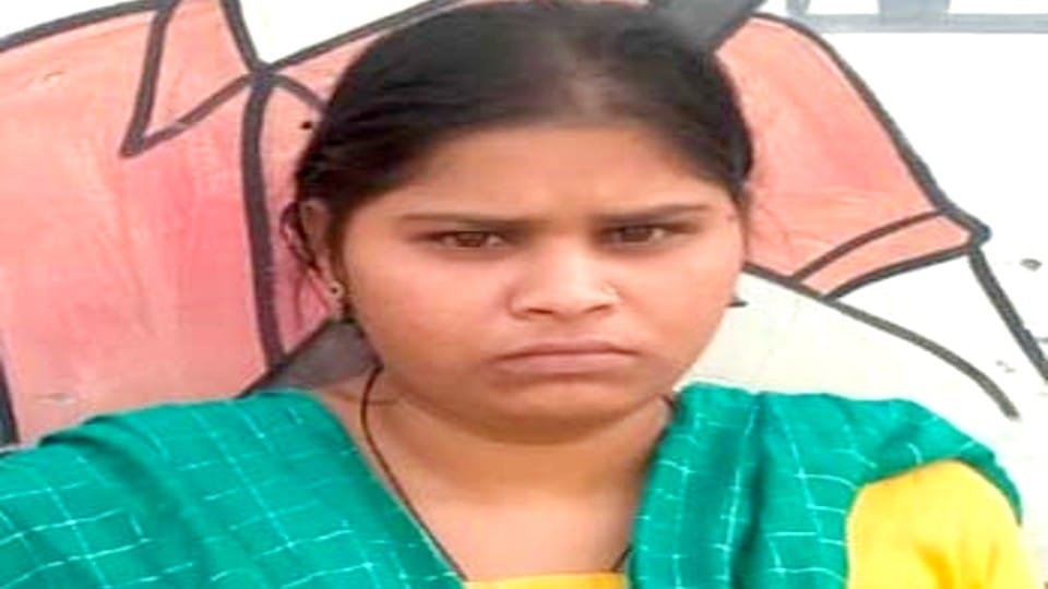 girl fell into the canal due to slipping while walking in lakhimpur kheri