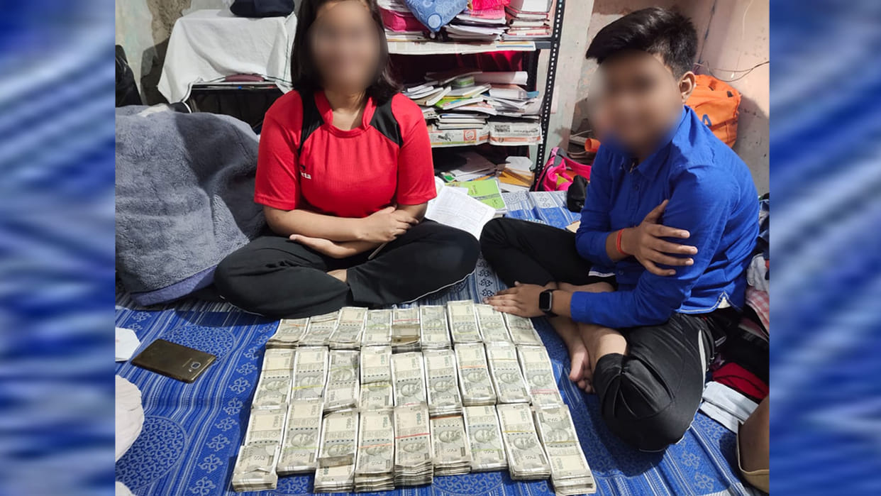Unnao: Photo of SHO's family with bundles of 500 notes goes viral