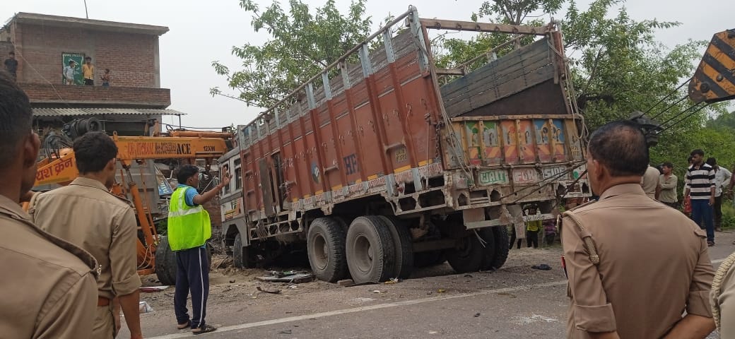 Heavy collision between truck and dumper on the highway, bike rider dies after being hit, jam for two hours