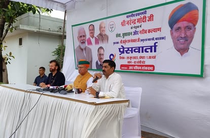 केंद्रीय मंत्री अर्जुन राम मेघवाल, बीजेपी सांसद हंसराज हंस प्रेसवार्ता को संबोधित करते हुए।