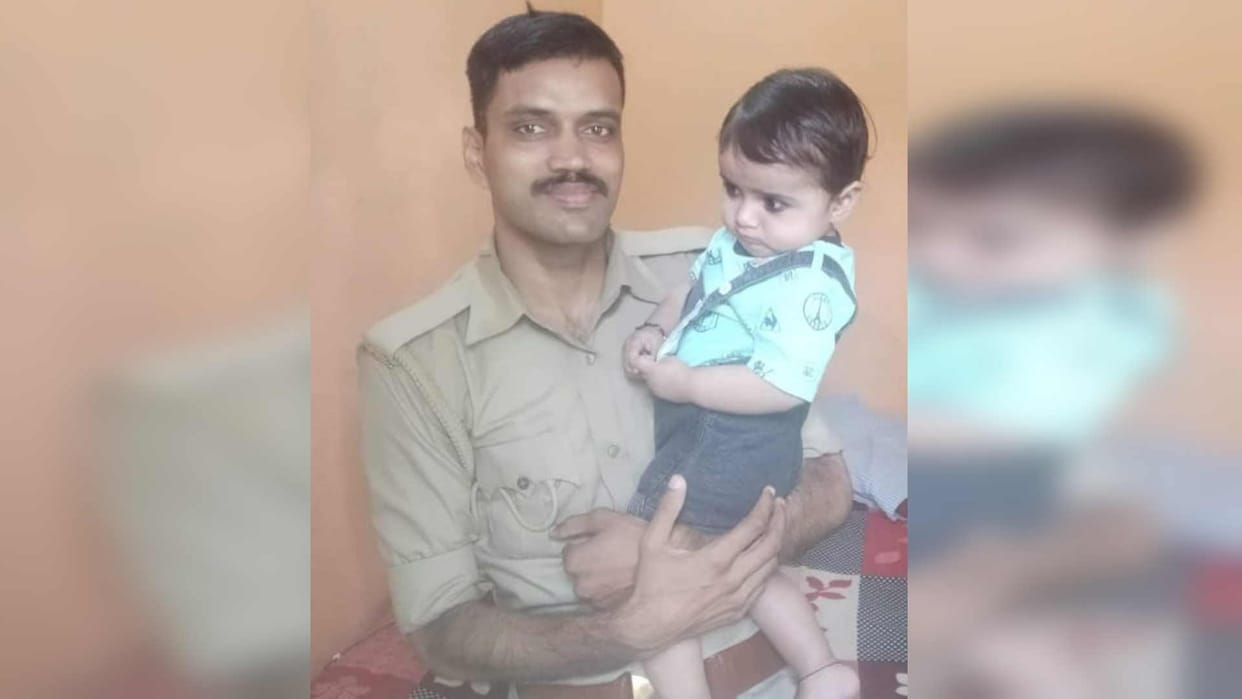 dead body of constable found hanging from noose while on duty in Maharajganj