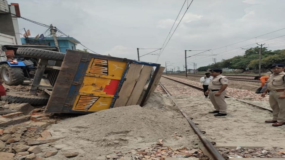 Breaking the boundary wall of the railway, tractor overturned near the third line