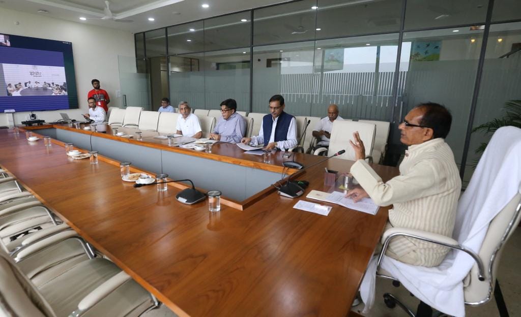 MP News: CM directs in review of law and order in Indore district - take strict action against thugs