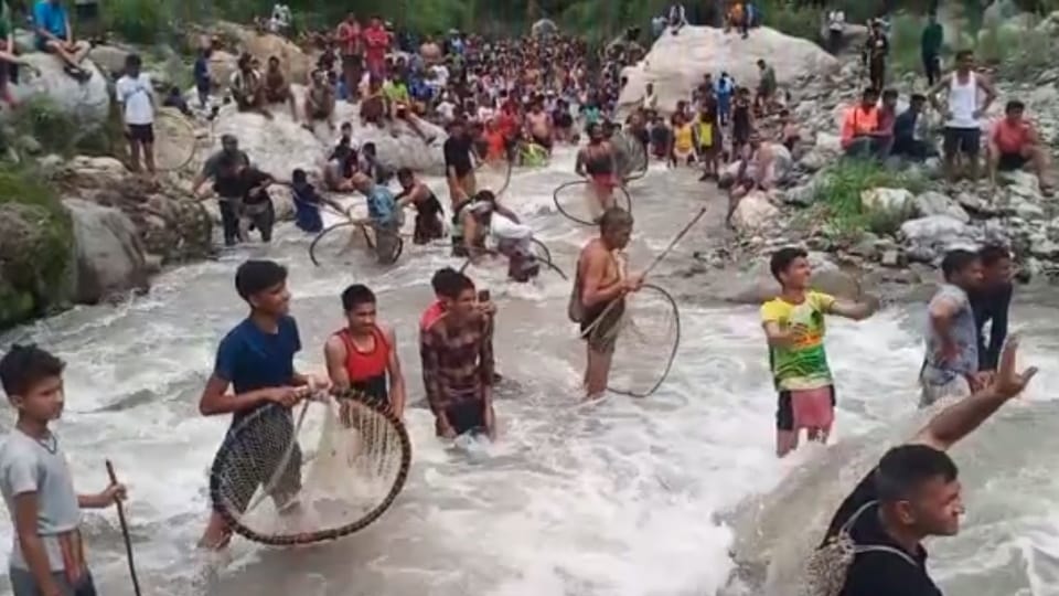 Uttarakhand historical Maun mela Thousands of Villagers doing fishing in Tehri Photos