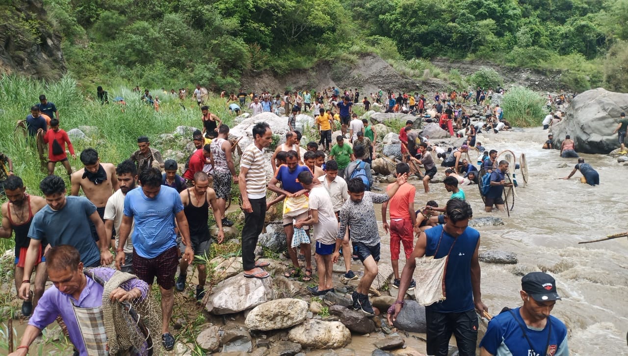 Uttarakhand historical Maun mela Thousands of Villagers doing fishing in Tehri Photos