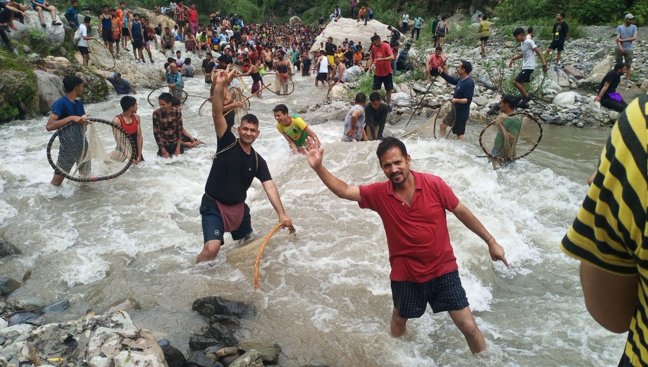 Uttarakhand historical Maun mela Thousands of Villagers doing fishing in Tehri Photos