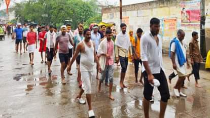 Mathura News: बारिश के बीच गिरिराजजी की परिक्रमा करते श्रद्धालु