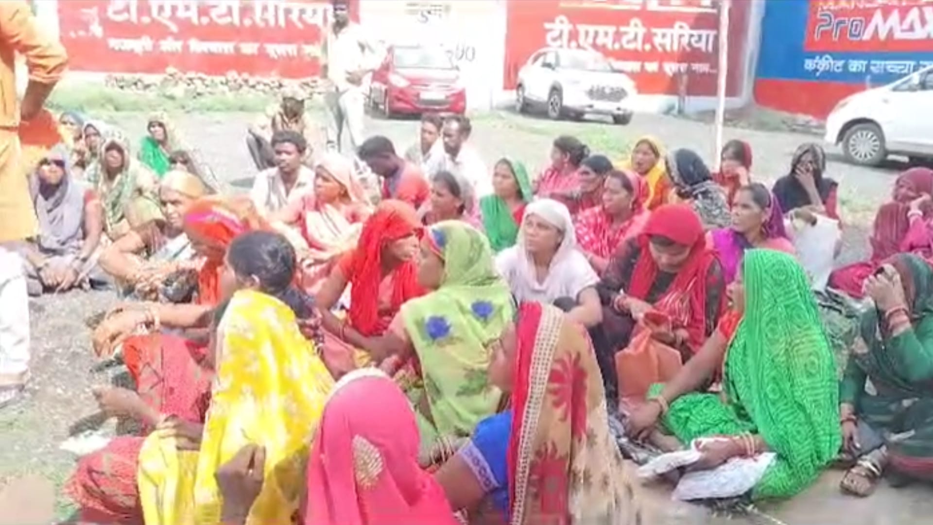 नगर पालिका अध्यक्ष के घर के बाहर बैठीं महिलाएं