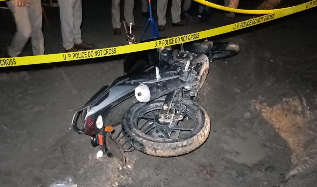 Bhadohi Encounter between police and miscreants, shot in leg, arrested, looted women