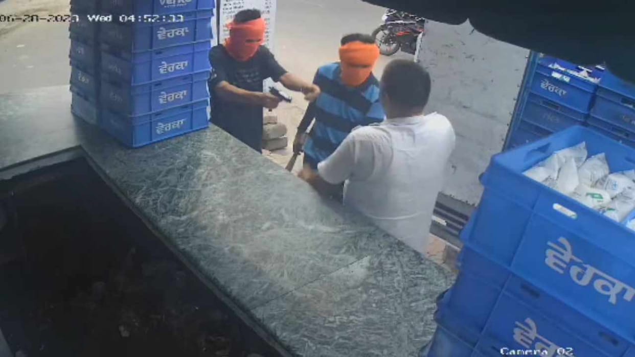 Loot at gunpoint at Verka milk booth in Amritsar of Punjab