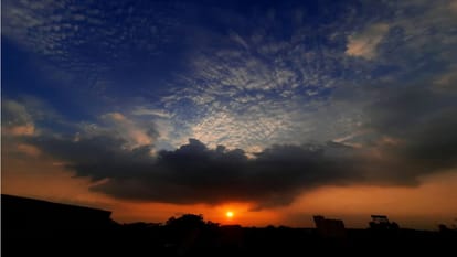 Weather:दिल्ली-एनसीआर में आज सुबह फिर बारिश, 5 जुलाई तक मानसून में नहीं  होगा उलटफेर; होती रहेगी राहत की बौछार - Mausam Ki Jankari Temperature  Dropped Due To Rain In Delhi ...