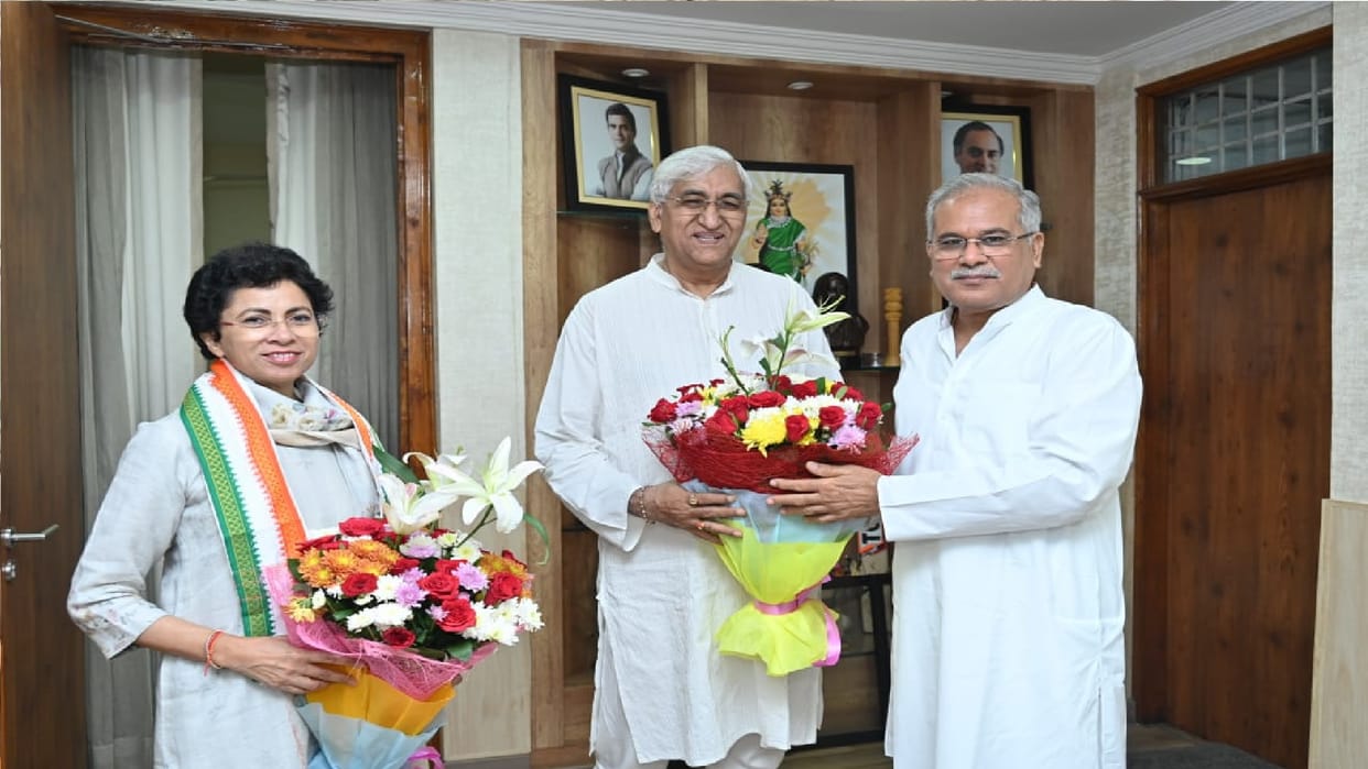 Welcome to ts Singhdeo at raipur airport: CM fed sweets, Baba said will fulfill promises of manifesto
