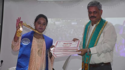 Daughter of sweets vendor Rachana Gupta got nine gold medals in Gorakhpur University