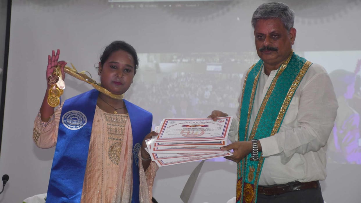 Daughter of sweets vendor got nine gold medals in Gorakhpur University