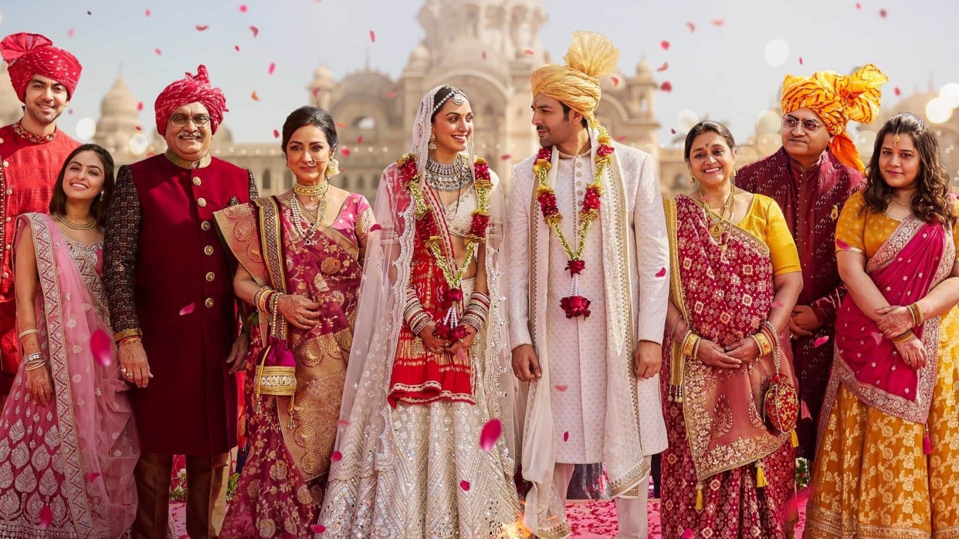 Satyaprem Ki Katha Kartik Aaryan Kiara surprise fans film screening netizens treat them with standing ovation