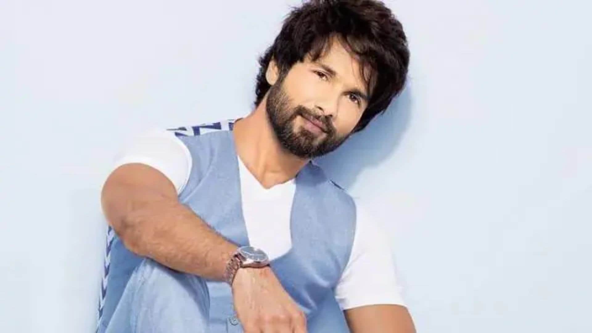 Bollywood celebs who reduced their fees after flop Films Akshay Kumar Kriti Sanon Varun Dhawan Shahid Kapoor