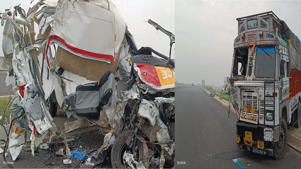 Accident on Julana-Karsola road in Jind, Heavy collision between truck and ambulance