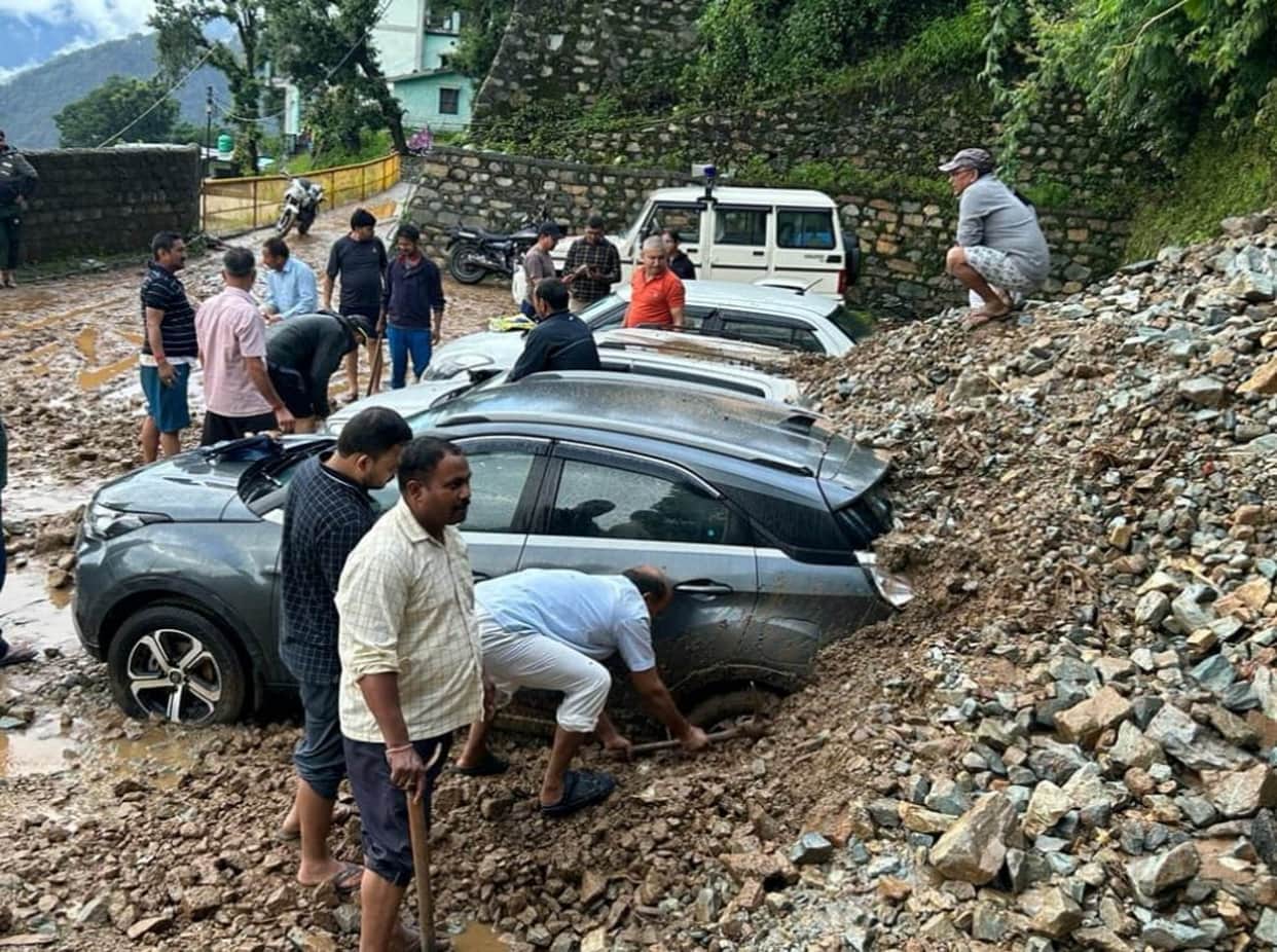 Uttarakhand Weather News Today 29 June Monsoon Heavy rains roads closed vehicles buried in debris watch Photos