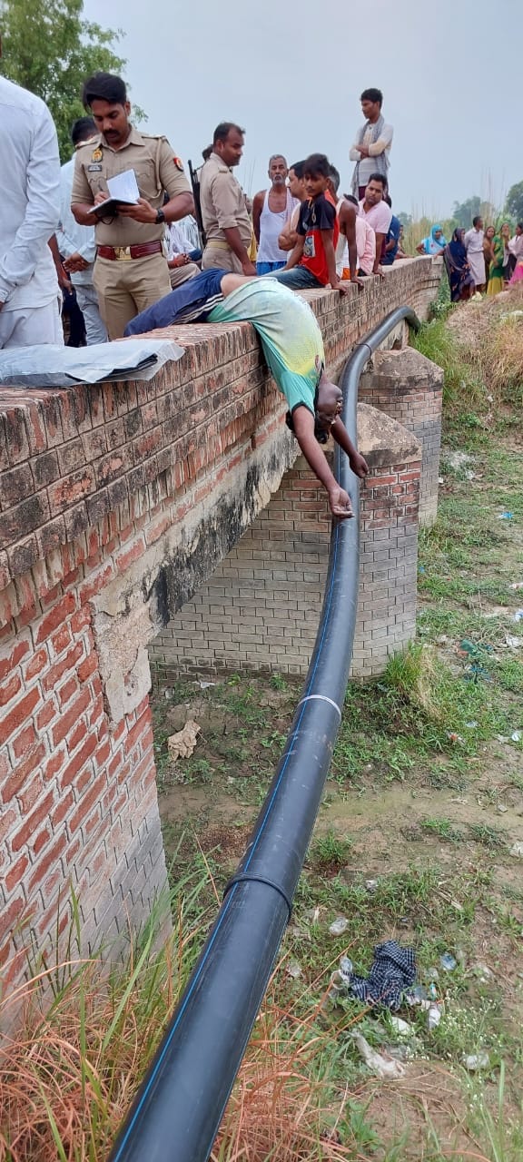 Dead body of a man found hanging on a culvert in Varanasi, injury marks on his face, police engaged in investi