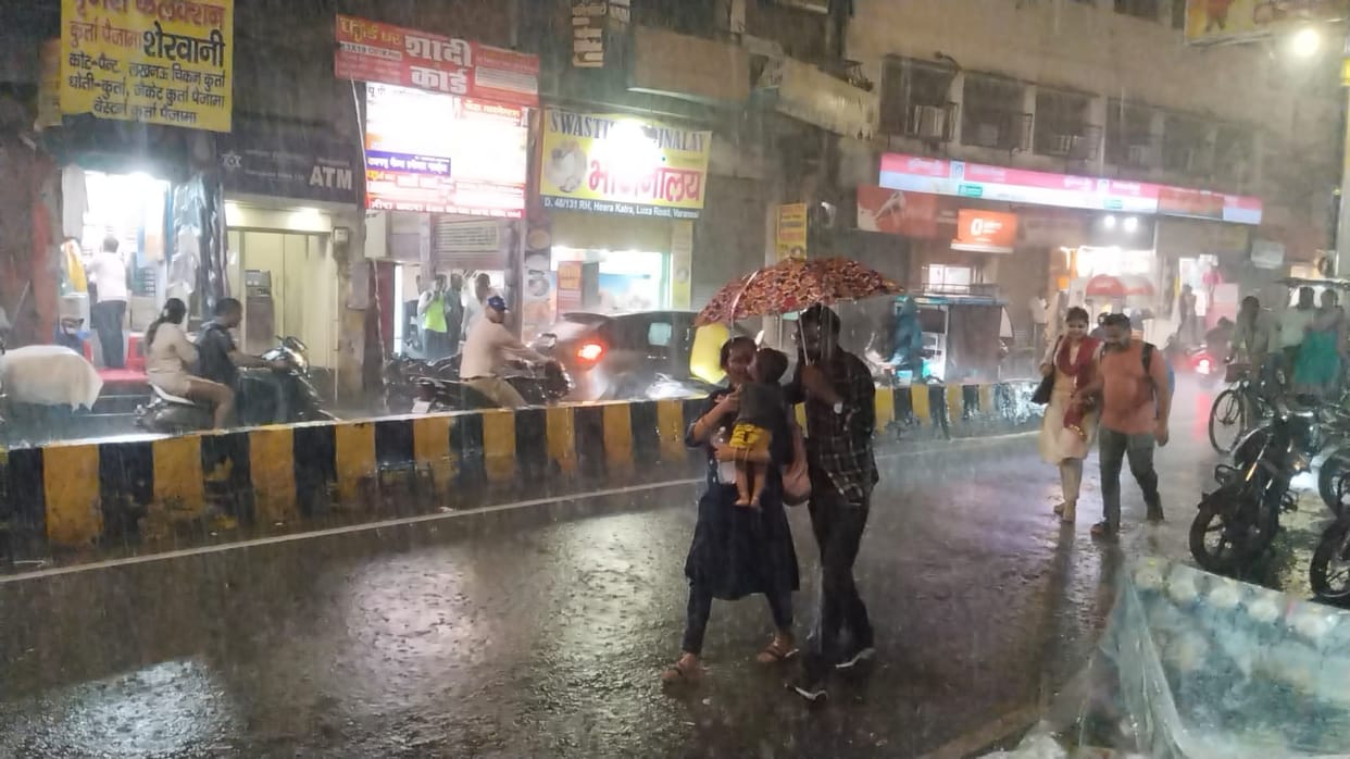 Varanasi Weather Update Varanasi weather changed at midnight, temperature dropped due to rain, heavy rain ale