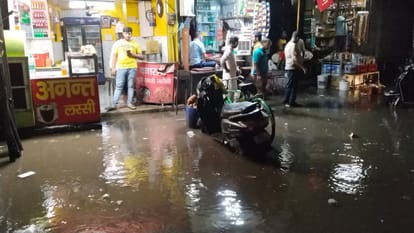 heavily rains in Varanasi ganga aarti Amidst rain water level of  river continues to rise