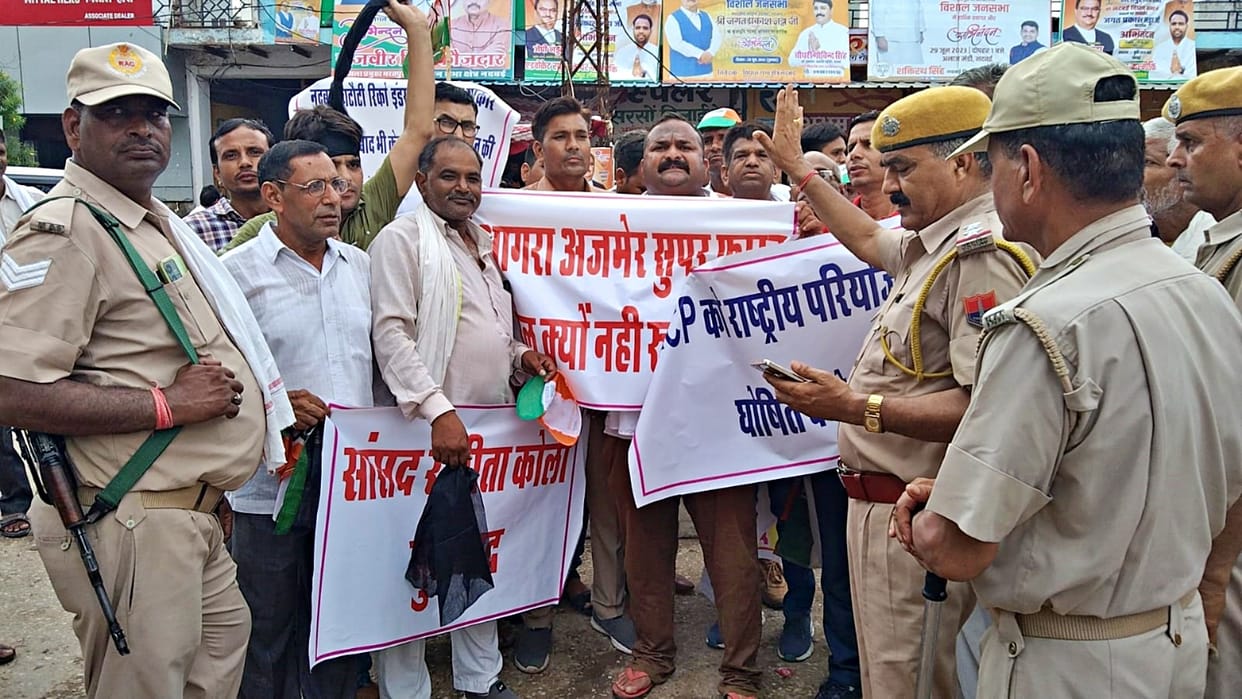 Congressmen show black flags during JP Nadda's rally in Bharatpur