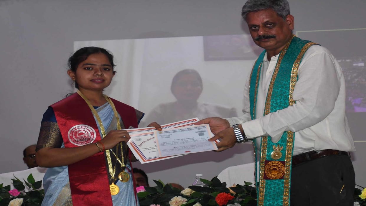 Topper Vandana got Atul Maheshwari Smriti Gold Medal in Journalism