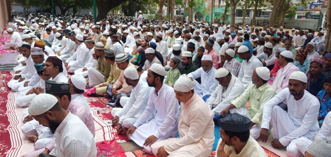Bakrid Namaz Live: Namaz in mosques and Idgahs, Bakrid festival being celebrated, know why sacrifice is given?