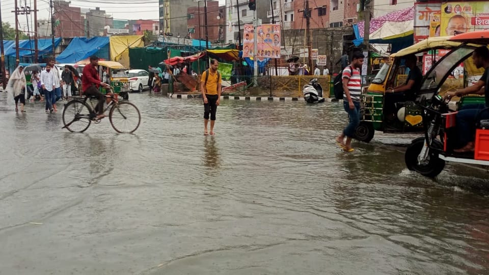 NCR Rain: People get relief from rain in NCR, clouds in Delhi