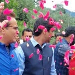 पहलगाम पहुंचे अमरनाथ यात्रियों के पहले जत्थे का स्वागत करते अनंतनाग के उपायुक्त फखरुद्दीन हामिद व अन
