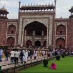 फिर टूटे नियम: प्रतिबंध के बावजूद ताजमहल के सामने बगीचे में महिला ने पढ़ी नमाज