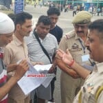 कठुआ: यात्रिंयों से बातचीत करते हुए पुलिस अधिकारी