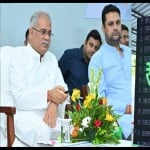 सीएम भूपेश बघेल बेरोजगारी भत्ता की राशि जारी करते हुए