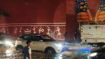 Varanasi: बनारस के अंधरापुल पर जलभराव, अखिलेश यादव ने वीडियो किया ट्वीट, सरकार पर कसा तंज SP chief Akhilesh Yadav tweets video of waterlogging of Andhrapul in Banaras, taunts BJP