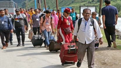 Amarnath Yatra 2023: बाबा बर्फानी के भक्तों से गुलजार हुए जम्मू-कश्मीर के बाजार, रोज पहुंच रहे हजारों भक्त Jammu Kashmir markets buzzing with devotees of Amarnath Yatra, thousands of devotees arriving daily