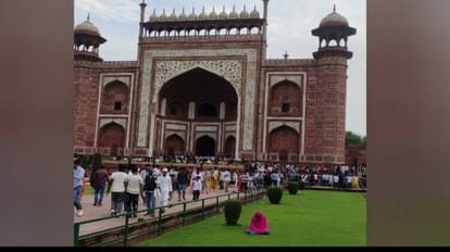 Woman offers namaz in garden in front of Taj Mahal despite ban in Agra