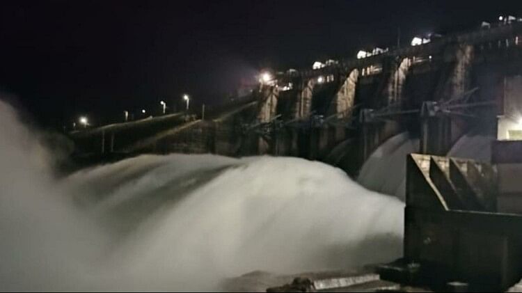 Umaria: Two gates of Sanjay Gandhi Thermal Power Station opened, beautiful view like a waterfall