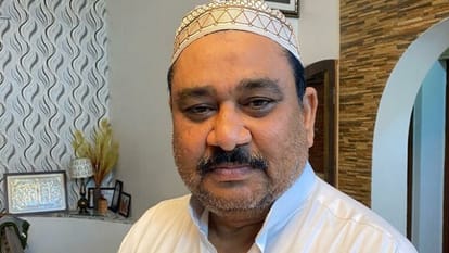 Aligarh News: सड़क पर नमाज न पढ़ने पर पूर्व विधायक ने कसा तंज, कहा अपनों से नहीं मिल सके गले Former MLA Zameer ullah Khan taunted for not offering Namaz on the road