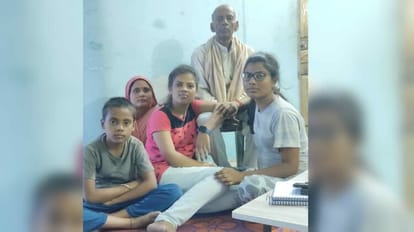 सफलता की कहानी: पिता कारपेंटर लेकिन बेटी संजना के लिए संजोए हमेशा बड़े ख्वाब, DDU में हासिल किए छह गोल्ड मेडल Daughter of carpenter sanjana patel got six gold medals in Gorakhpur University