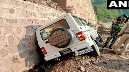 उधमपुर: अमरनाथ यात्रियों की सुरक्षा में शामिल वाहन दुर्घटनाग्रस्त, DSP समेत चार पुलिस कर्मी घायल A vehicle involved in safety of Amarnath pilgrims met with accident in Udhampur