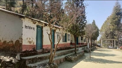 Uttarakhand: कल से खुल रहे स्कूल...पर बारिश में बच्चों की जान के लिए खतरा बने 2,785 जर्जर भवन Uttarakhand news 2785 dilapidated school building becomes threat to lives of children during rainfall